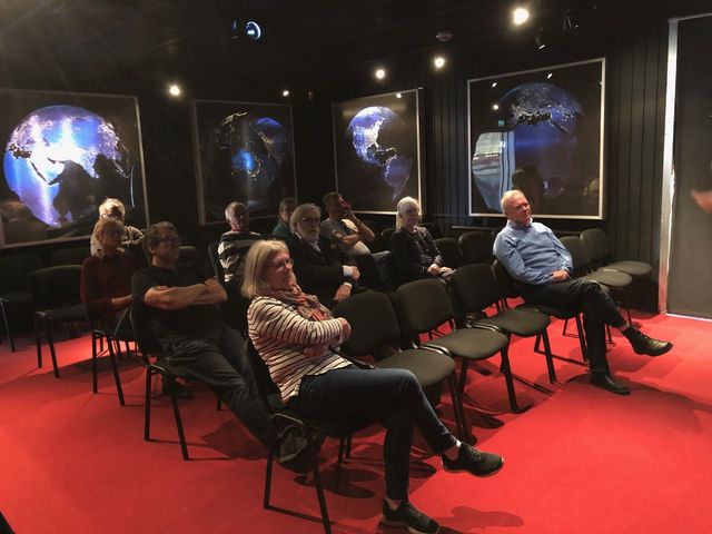 Besökarna fick efter föreläsningen se en film om den planerade slutförvaringen av använt kärnbränsle långt under marken i närheten av Forsmark i Uppland.